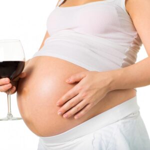 Embarazada con vino en la mano