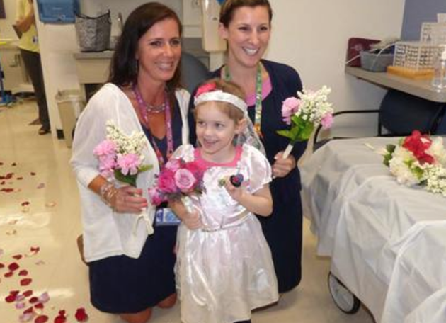 Niña de 4 años enferma con cáncer cumple su sueño de casarse con su enfermero favorito