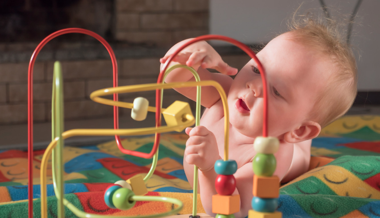 Motricidad fina en el bebé: cómo se desarrolla y qué ejercicios podemos hacer para estimularla