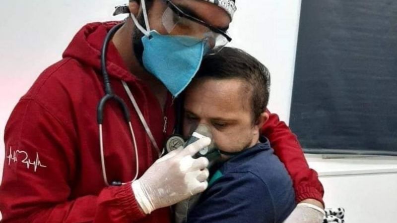 Con un abrazo, enfermero tranquiliza a paciente covid con Síndrome de Down que no podía respirar